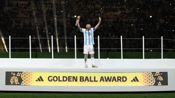 Lionel Messi recibiendo el Balón de Oro del Mundial de Qatar 2022.