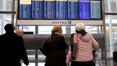 Suman más de 2,000 vuelos cancelados en medio de la gran tormenta invernal que azota EE.UU.