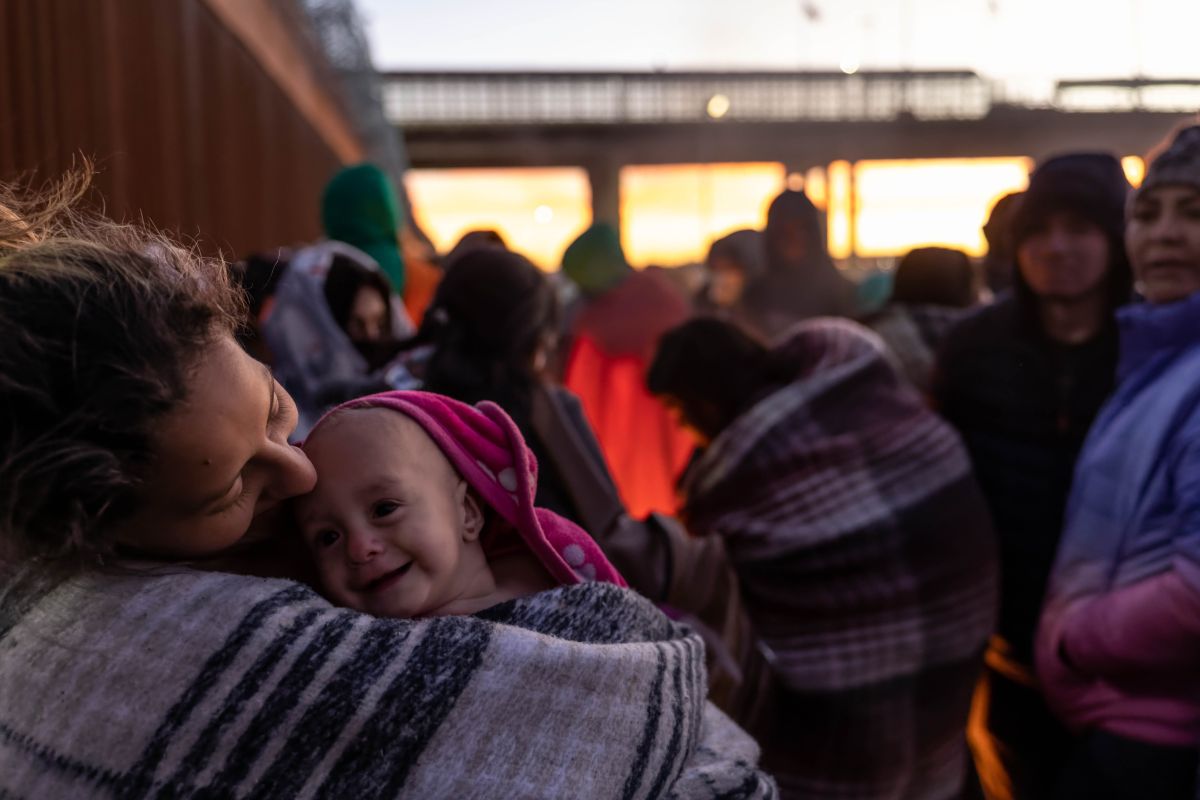 Inmigrantes acampan en la frontera en El Paso, Texas, en espera de poder entrar en EE.UU.