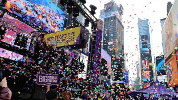 Una prueba de confeti para la celebración de la víspera de Año Nuevo 2023 en Times Square en Nueva York.