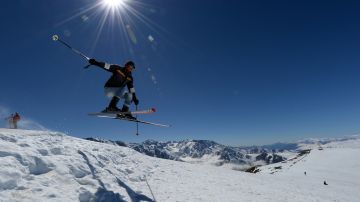 Dos adolescentes alemanes mueren en accidente de esquí y caer a una altura de casi 200 pies en Austria