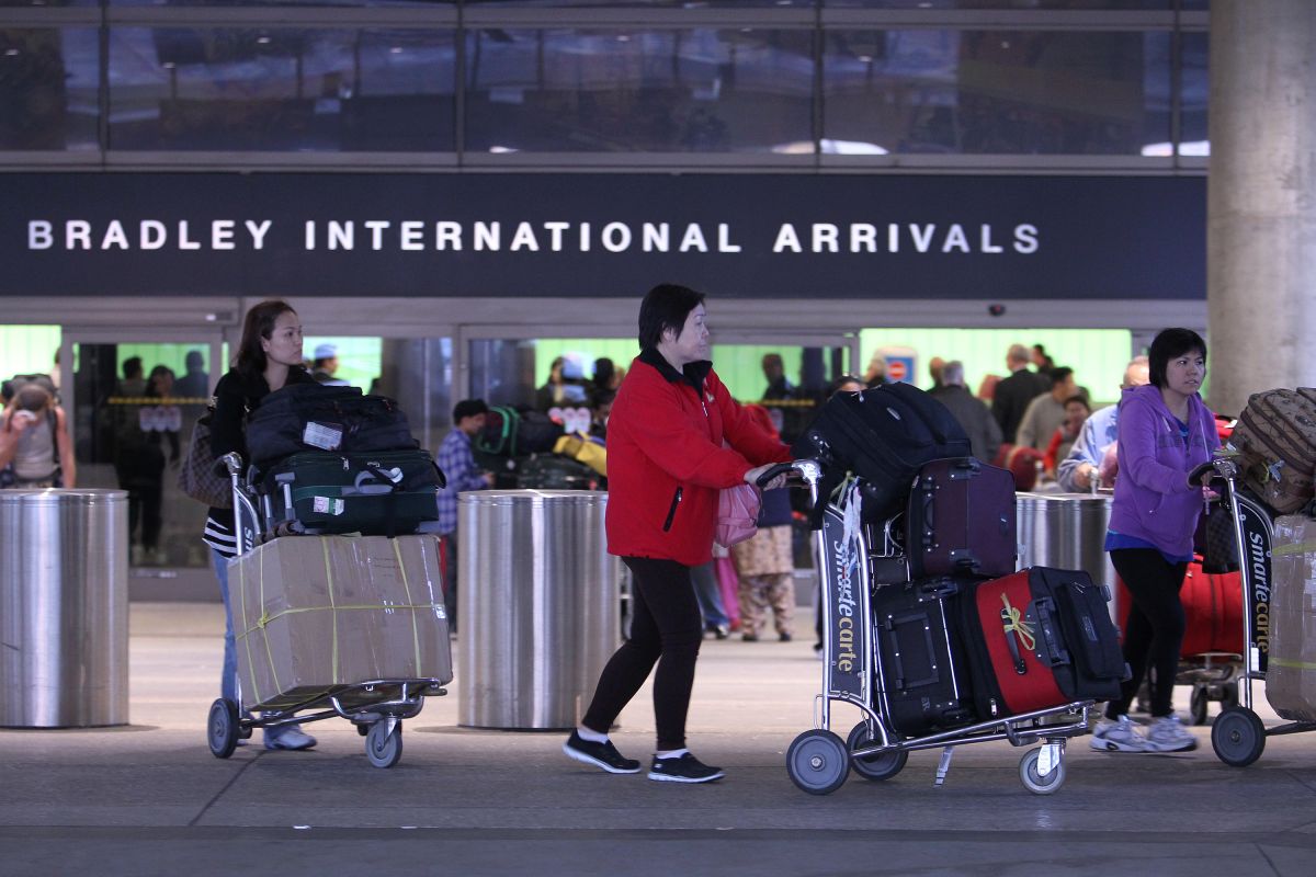 Aeropuerto Internacional de Los Ángeles espera promedio de 200,000