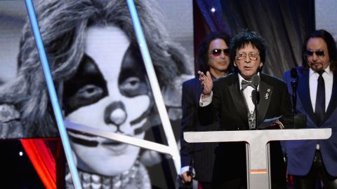 Criss de KISS habla en el escenario en la 29ª Ceremonia Anual de Inducción al Salón de la Fama del Rock and Roll