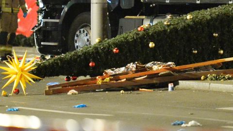 Mujer pide a su marido ayuda con la cena y hombre le lanza el árbol de Navidad en ataque de furia