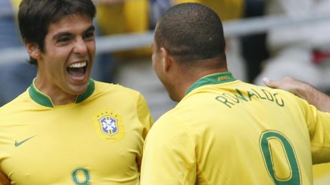 Kaká compartió en el campo con Ronaldo.