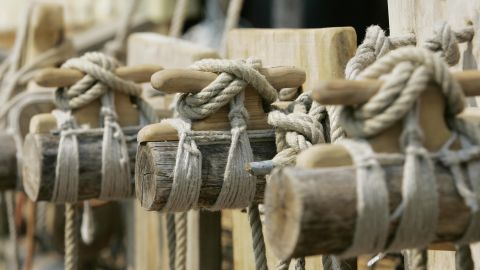 Barco de madera de 1800 es descubierto en la playa de Florida después de erosión tras paso de recientes huracanes