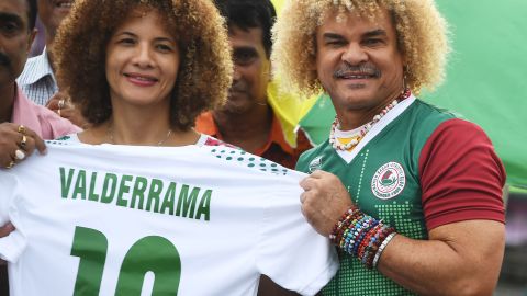 Carlos Valderrama en compañía de su esposa en un partido de exhibición en 2017.