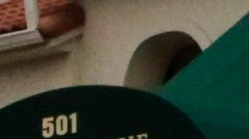 VIDEO: Oficial rescata abuela y bebé atrapados debajo del auto que los arrolló en el estacionamiento en Tampa