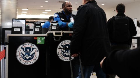 La TSA implementa nuevas formas de revisar a pasajeros.