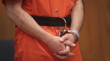 Jurado condena a exdirector de una prisión federal en California por abuso sexual de tres reclusas