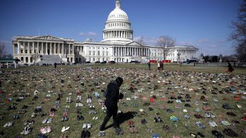 7,000 pares de zapatos representan a los niños asesinados por la violencia armada desde la masacre en Sandy Hook en el Capitolio, el 13 de marzo de 2018.