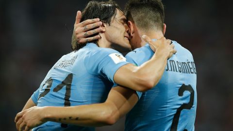Edinson Cavani (21) al lado de José María Giménez (2) tras la eliminación de Uruguay en Qatar 2022.