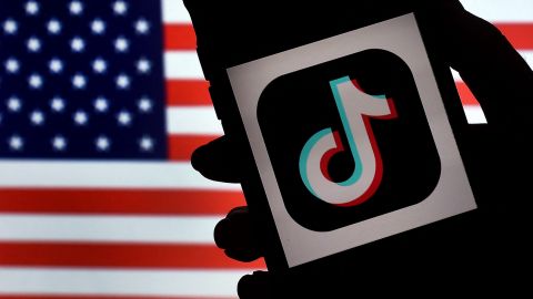 Gobiernos de EEUU prohíben uso de TikTok