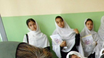 HRW y EEUU condenan suspensión de acceso a la universidad contra mujeres afganas