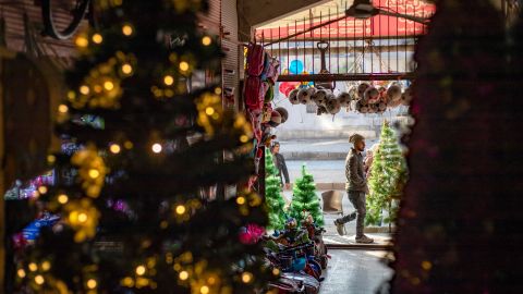 Hombre roba la casa de una familia con la que tuvo un altercado y quema su árbol de Navidad con todo y regalos