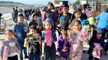 Pequeños de la colonia Nueva Esperanza en Tijuana reciben juguetes de la fundación Los niños de la calle con Wendy.