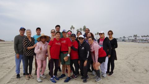 Rigo López aparece con su familia y amigos en la playa luego de correr.(Cortesía)