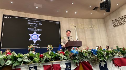 Robert G Luna dirige un mensaje después de prestar juramento como sheriff del condado de Los Ángeles. (Araceli Martínez/La Opinión)