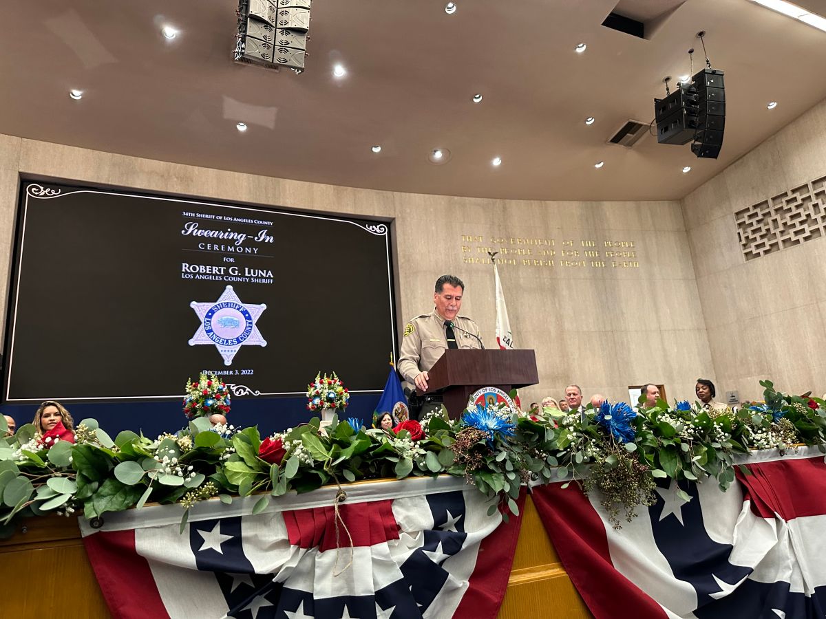 Robert G Luna dirige un mensaje después de prestar juramento como sheriff del condado de Los Ángeles. (Araceli Martínez/La Opinión)