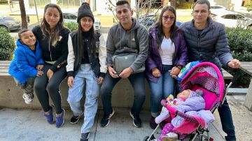 Dos familias inmigrantes de Colombia están desesperadas en busca de un techo. (Araceli Martínez/La Opinión)