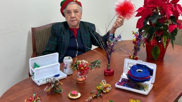 María Esther Valles de Rivera muestra los regalos de Navidad que ha hecho para sus amigas. (Araceli Martínez/La Opinión)