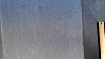 Virginia Méndez sale con su despensa del banco de alimentos Food for Health de la AIDS Healthcare Foundation.(Araceli Martínez/La Opinión)