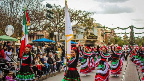 Los Búhos Marching Band desfilando en Disneyland. (Suministrada)