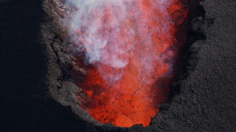 Imágenes satelitales muestran al volcán Mauna Loa arrojando lava, cenizas y gas vistas desde el espacio