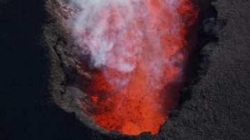 Imágenes satelitales muestran al volcán Mauna Loa arrojando lava, cenizas y gas vistas desde el espacio