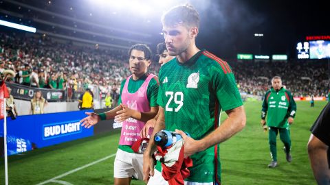 Santiago Giménez después de un partido con la Selección Mexicana.