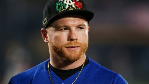 Saul Álvarez "Canelo", realizó el primer lanzamiento, durante el partido inaugural de la temporada 2022 de la Liga Mexicana del Pacífico.