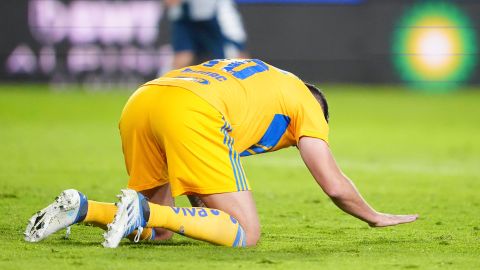 El impacto del balón tumbó a Gignac.