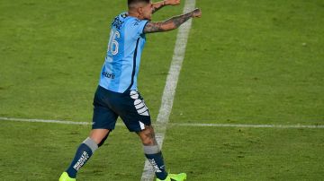 Víctor Guzmán en festejo de gol con Pachuca.