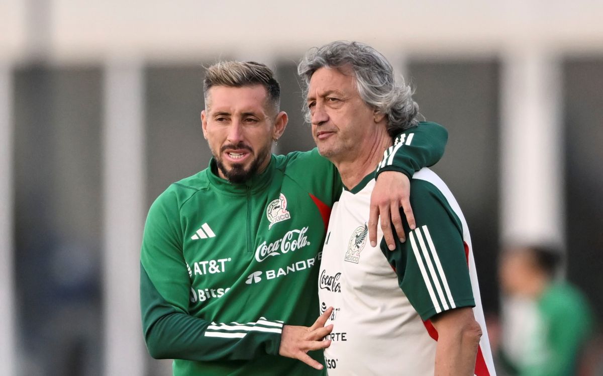 “Argentine idio… come out and see…”: A fan faces a member of the El Tri coaching staff and he responds: “I’m more Mexican than you”