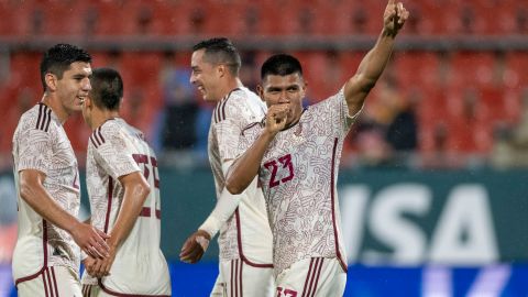 Jesús Gallardo celebra un gol de la Selección Mexicana.