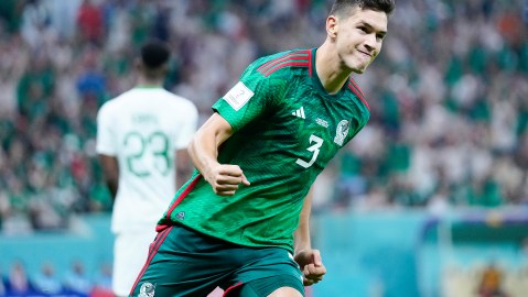 César Montes durante el juego contra Arabia Saudita en Qatar 2022.