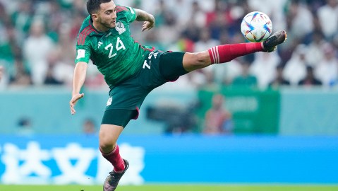 El mexicano hizo un golazo ante Arabia Saudita.