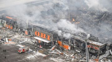Incendio arrasa centro comercial en suburbios de Moscú bajo causas desconocidas