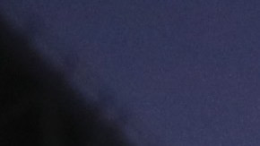 J.J Watt saluda a su esposa Kealia Watt y a su bebé recién nacido antes del partido contra los Tampa Bay Buccaneers.