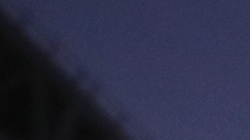 J.J Watt saluda a su esposa Kealia Watt y a su bebé recién nacido antes del partido contra los Tampa Bay Buccaneers.