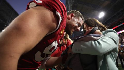 J.J Watt saluda a su esposa Kealia Watt y a su bebé recién nacido antes del partido contra los Tampa Bay Buccaneers.