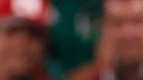 Jorge Sanchez (d) de México disputa un balón con Robert Lewandowski de Polonia.