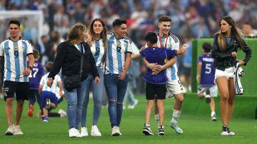 Julián Álvarez con su novia Emilia Ferrero y compañeros luego de ganar la Copa del Mundo.