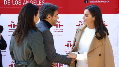 Kate del Castillo y Eugenio Derbez en la inauguración del Instituto Cervantes junto a la reina Letizia de España.