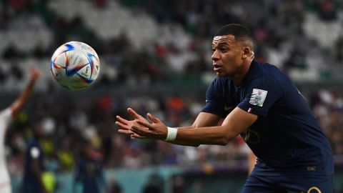 Kylian Mbappé en el juego de Francia vs Túnez.