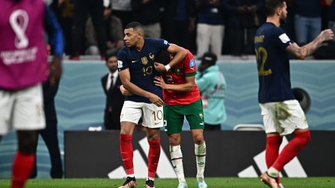 Kylian Mbappé y Achraf Hakimi al final del partido.