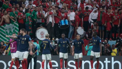 La Selección de Francia celebra el segundo gol contra Marruecos en semifinales.