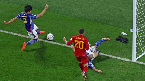 La polémica jugada que inició el segundo gol de Japón.