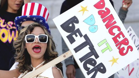 Las strippers que protestaban en el bar topless de North Hollywood fueron despedidas ilegalmente