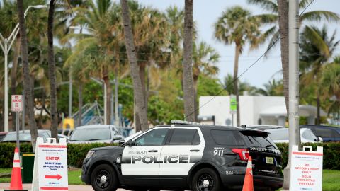 Latina hallada muerta en habitación de hotel de Miami Beach con la puerta bloqueada por colchón